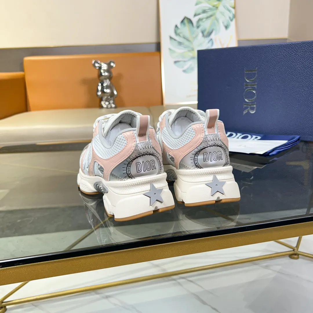 P500 Dior Chrono sneakers are a new product of the 2024 autumn ready-to-wear series, reinterpreting running shoes with Dior's haute couture style. Crafted from beige mesh with laminated leather-effect panels in gold and silver tones, it's highlighted by CD logos on the sides, a star patch on the tongue and a Dior logo on the heel. Featuring tri-color laces, a lightweight sole and star embellishments for a casual look for any season. Size: Female size 35-41 (Female size 41 and 42 can be customized) Male size 39-44 (45/46 can be customized) Color: white, pink, gold, silver, black